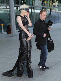 Леди Гага не удержалась на огромных платформах