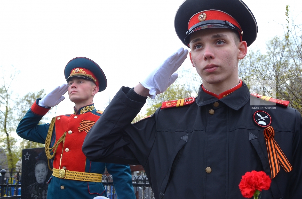 Церемония открытия памятника генерал-майору Рахиму Максутову на Арском кладбище Казани