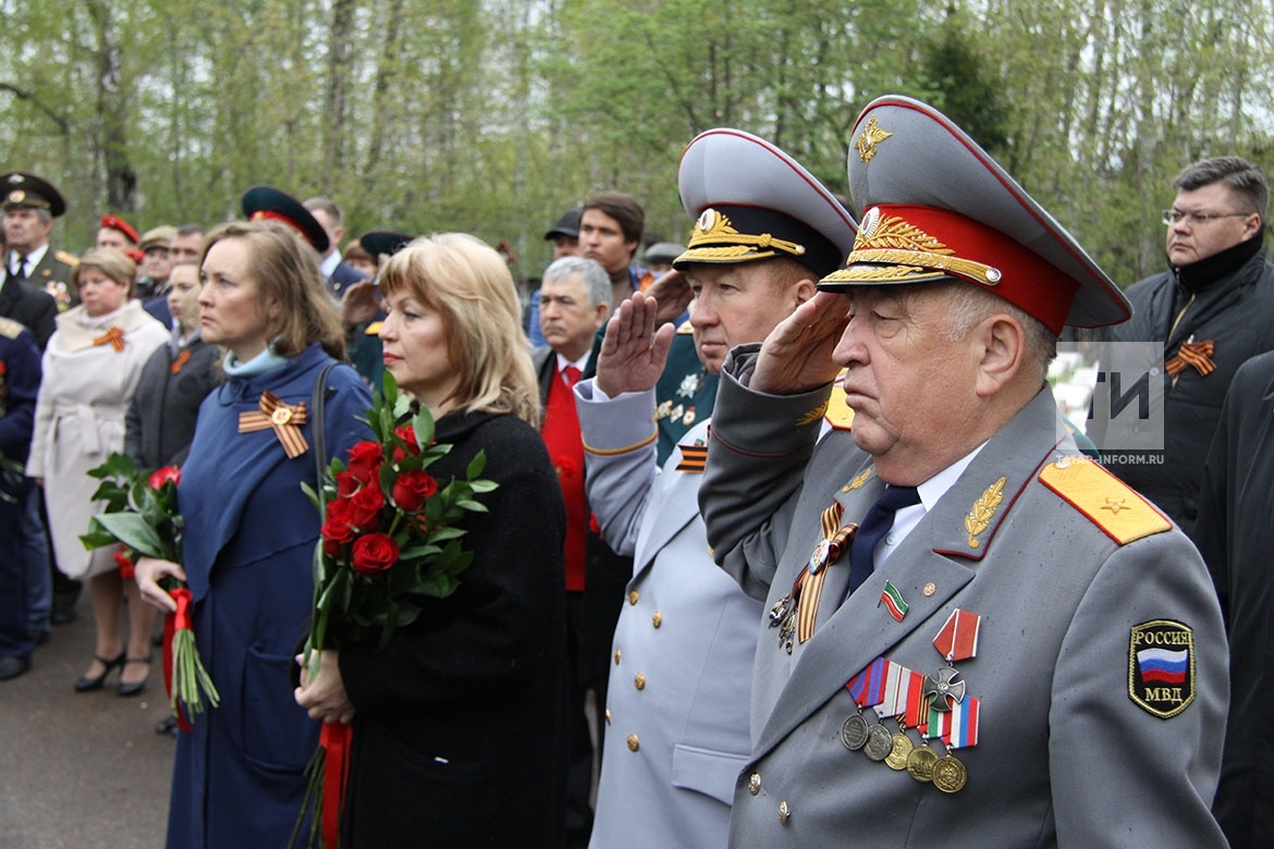 Памятное возложение цветов на Архангельском кладбище