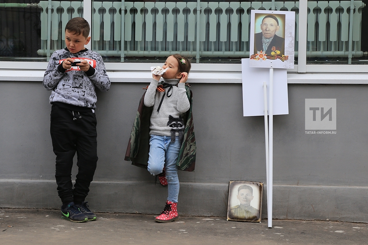 Фоторепортаж с шествия «Бессмертного полка» в Казани