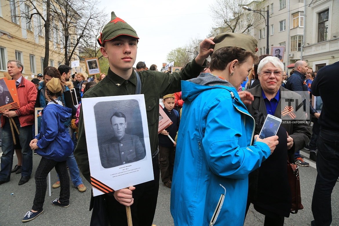 Фоторепортаж с шествия «Бессмертного полка» в Казани