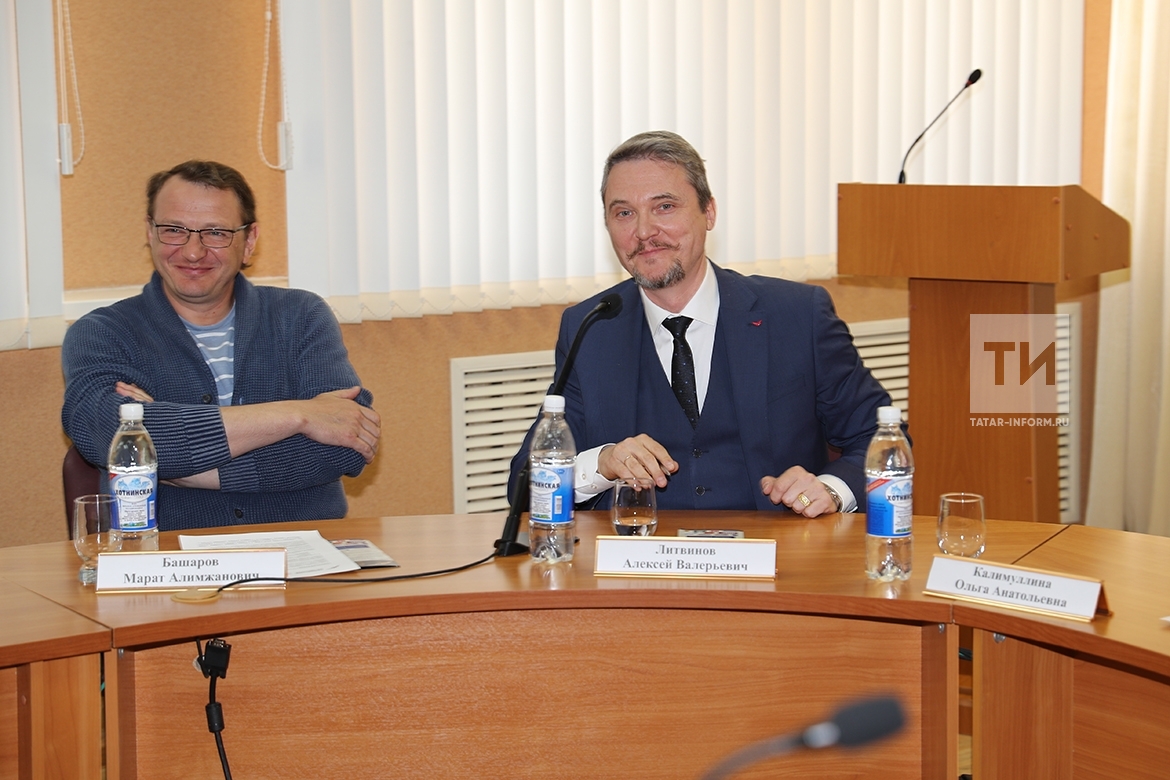 Пресс-конференция М.Башарова и В.Вержбицкого в Казгуки по поводу приема в академию Н.С. Михалкова