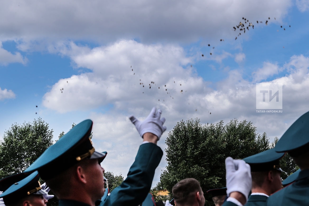  Казанского высшего танкового командного училища прошло торжественное вручение дипломов выпускникам