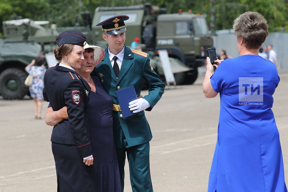  Казанского высшего танкового командного училища прошло торжественное вручение дипломов выпускникам