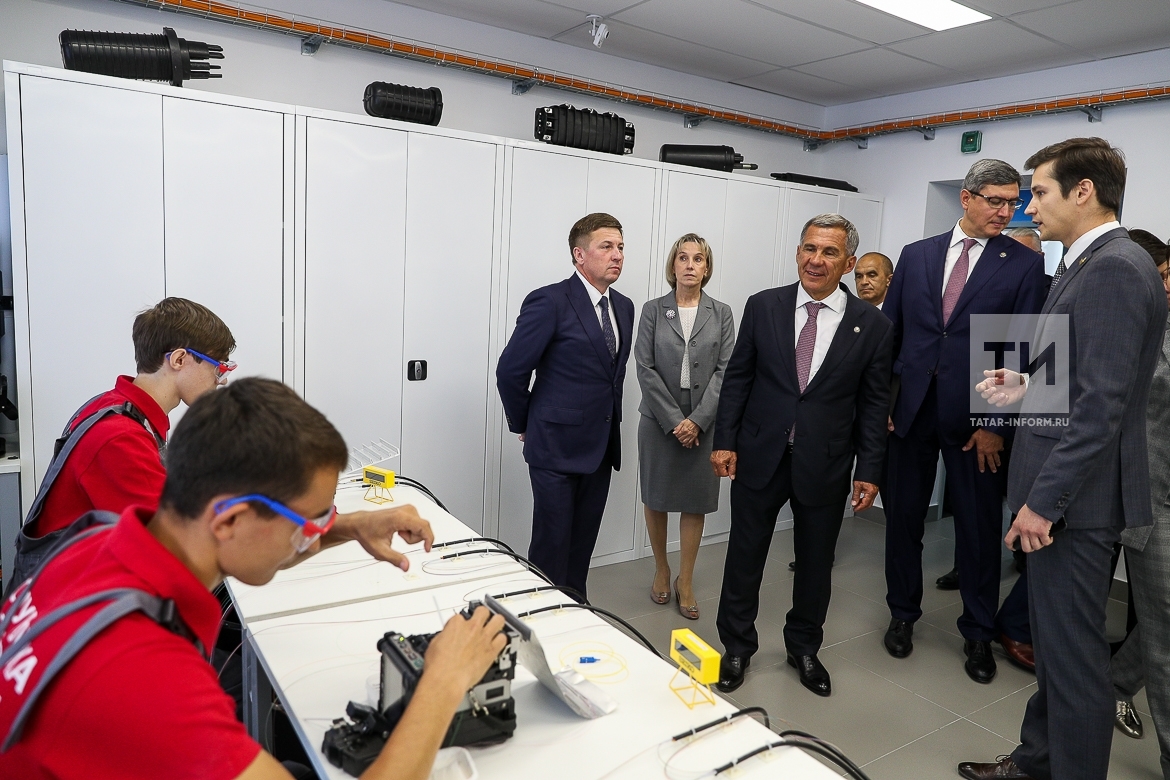 Рустам Минниханов посетил Казанский техникум информационных технологий и связи