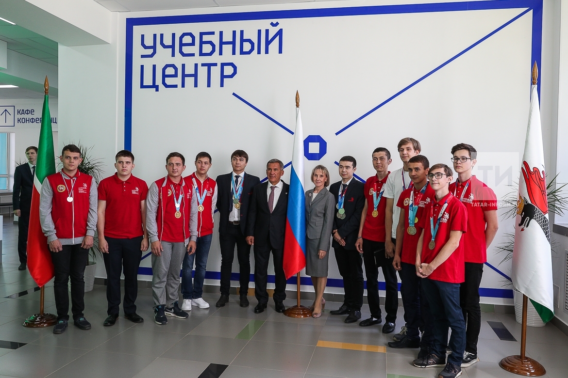 Рустам Минниханов посетил Казанский техникум информационных технологий и связи