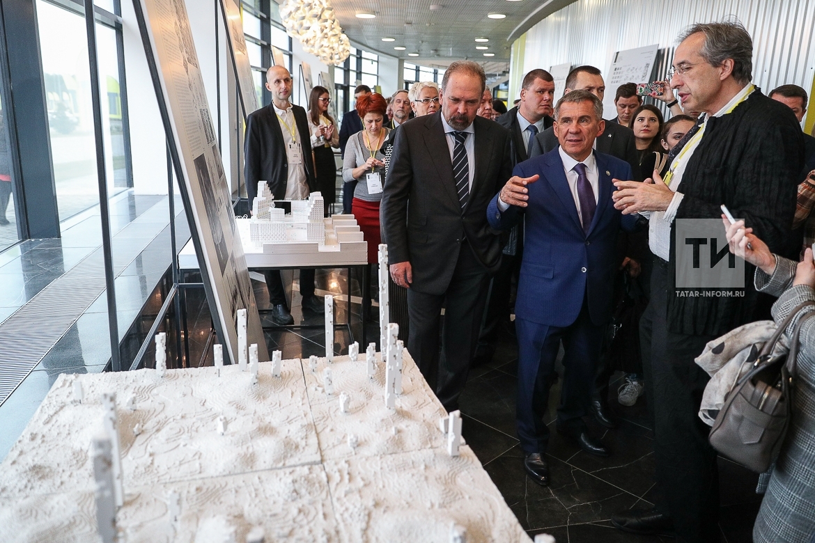 Рустам Минниханов посетил выставку на Архитектурном биеннале в Иннополисе