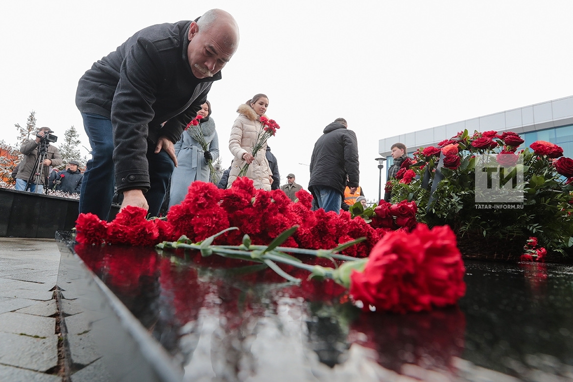 Траурный митинг, посвященной памяти жертв авиакатастрофы самолета Боинг-737 в аэропорту «Казань». 