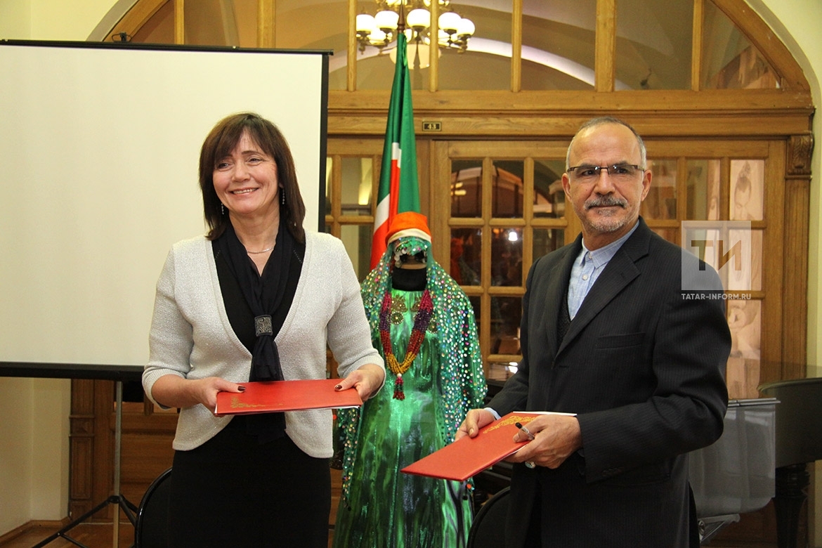 Церемония передачи в фонды музея иранского национального костюма