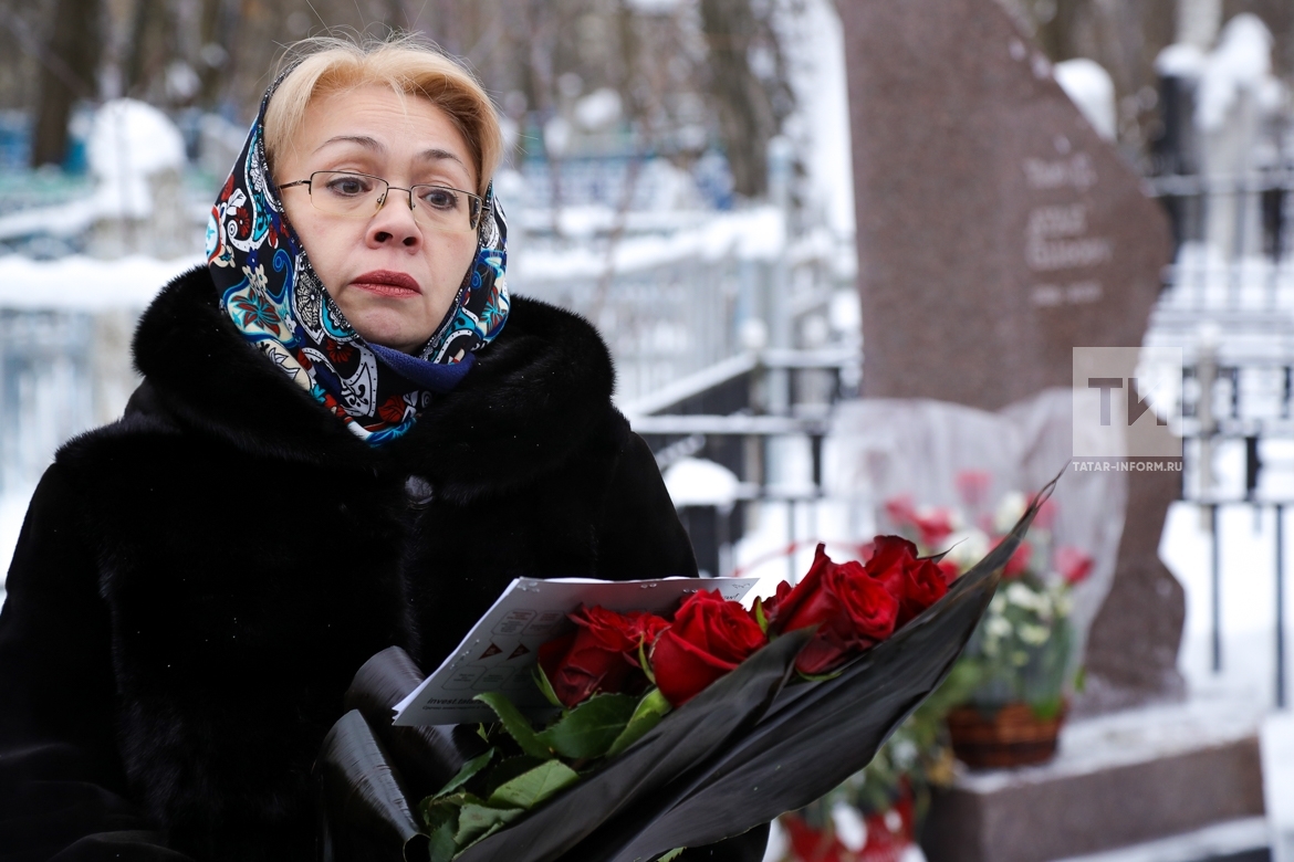 Возложение цветов к памятнику Аяза Гилязова 