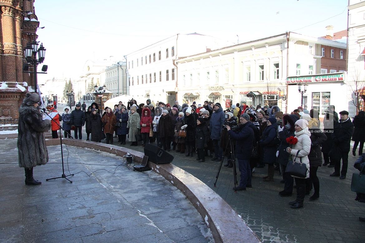 Митинг и возложение цветов к памятнику Шаляпину