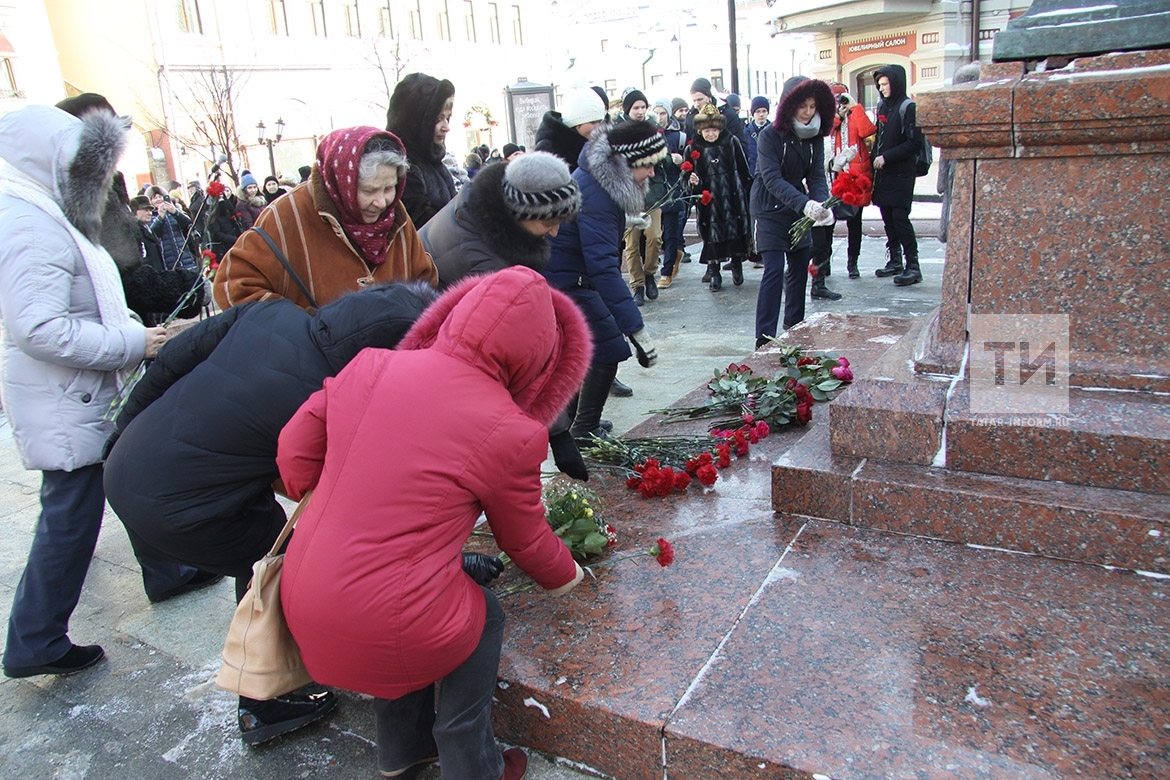 Митинг и возложение цветов к памятнику Шаляпину