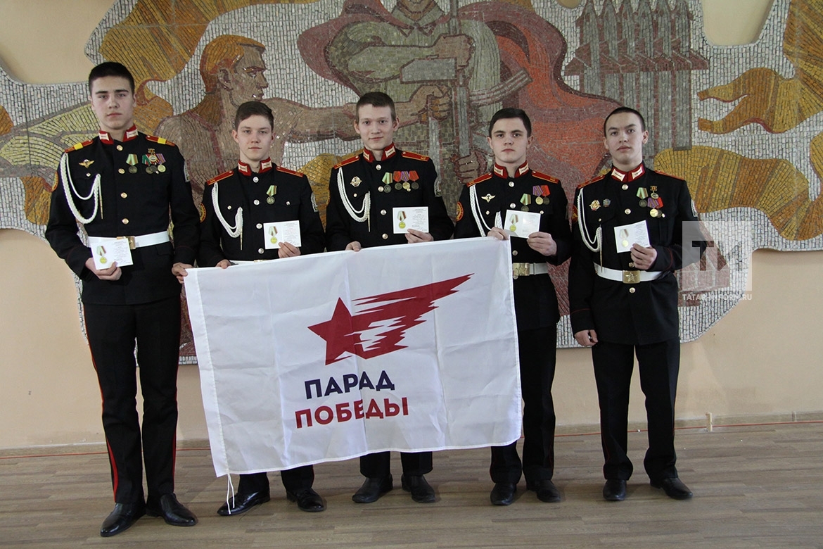 Награждение медалями участников Парада Памяти